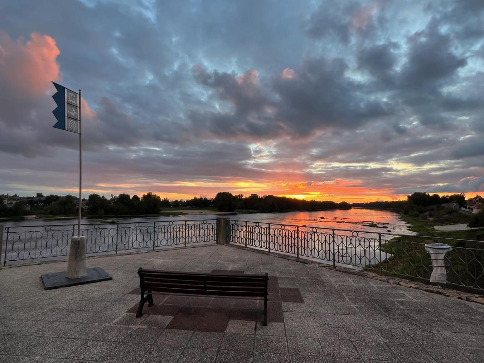 La Vue Loire Maison Saint-Denis-de l'Hotel Luaran gambar